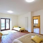 House In The Shambhalla Forest 아파트 Esmate